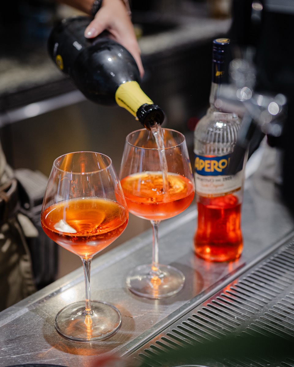Aperol Spritz wird eingeschenkt