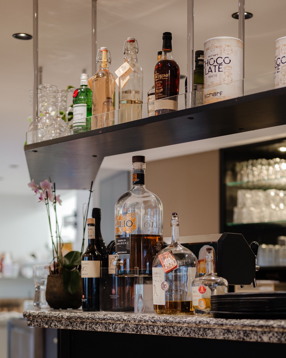 Weinregal an der Bar
