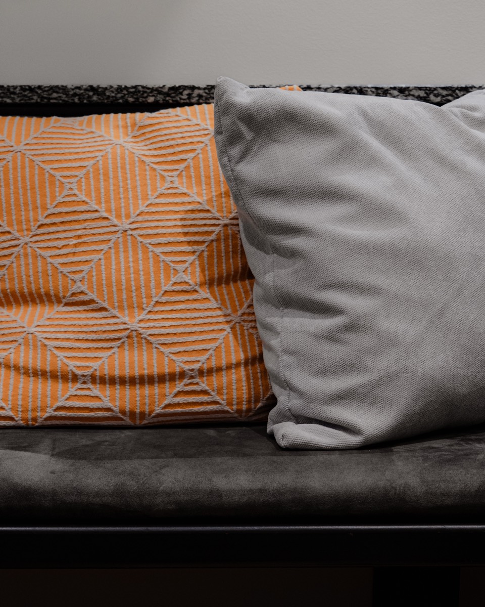 Gemütliche Sofa-Ecke mit Kissen