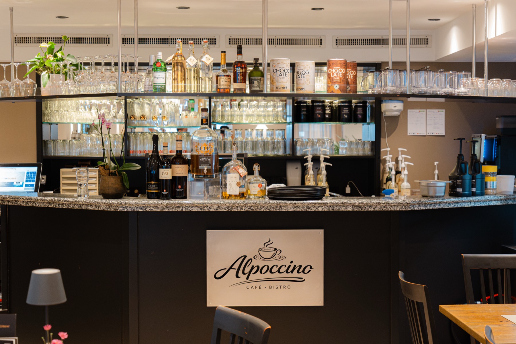 Bar und Theke mit beleuchtetem Alpoccino-Logo