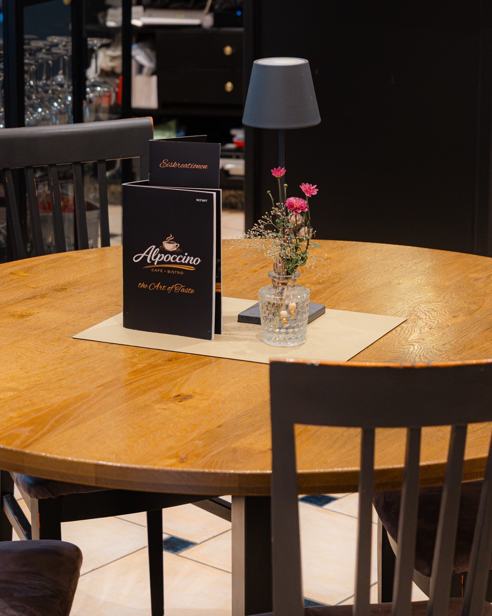 Gedeckter Tisch mit Alpoccino-Aufsteller