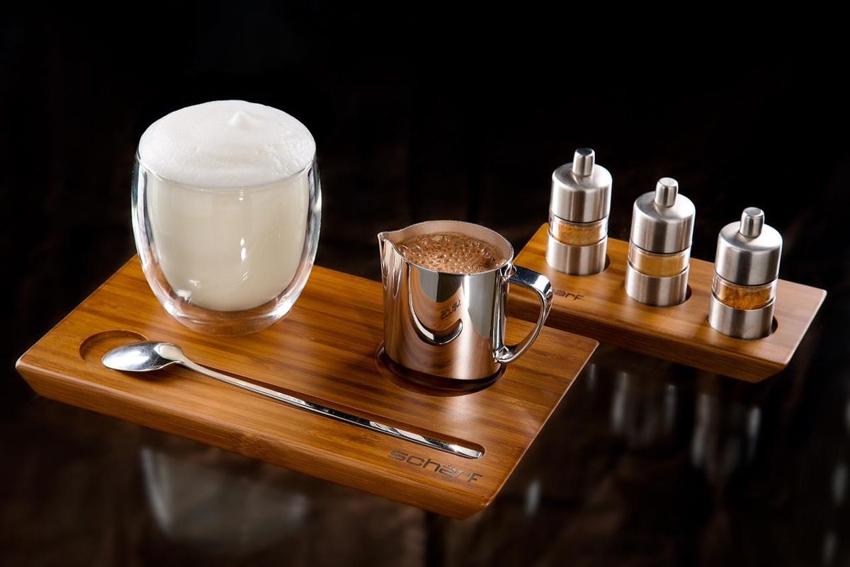 Cappuccino mit Milchschaum auf Holzbrett