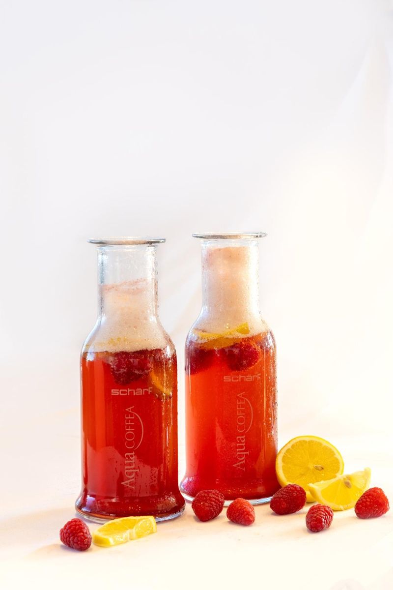 Fruchtige Himbeer-Limonade in Karaffen